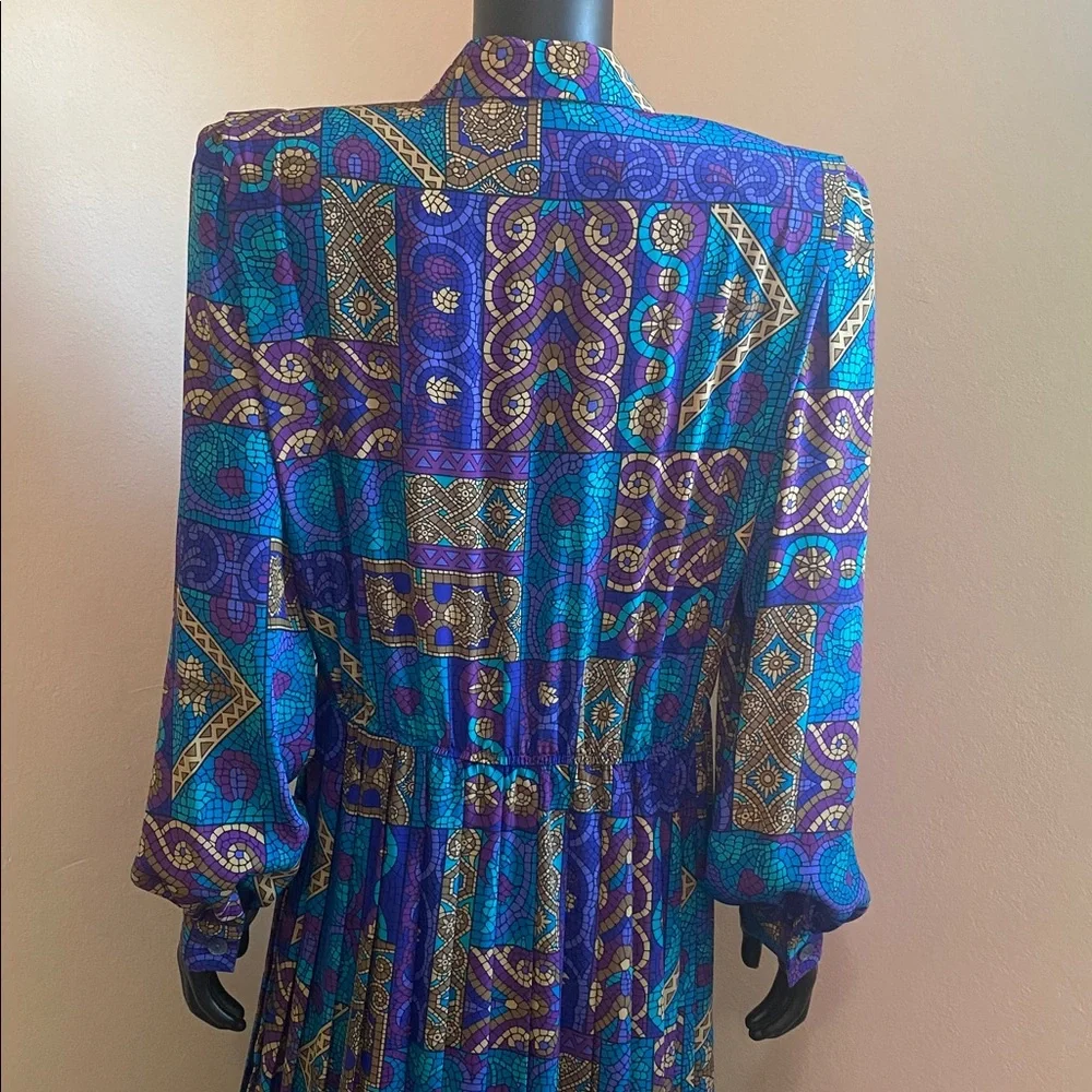 VINTAGE Leslie Fay Beautiful Purple and Teal Long Sleeve Printed Pleated Dress - Picture 11 of 12